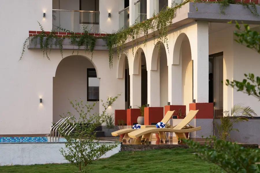 Amora, Karjat