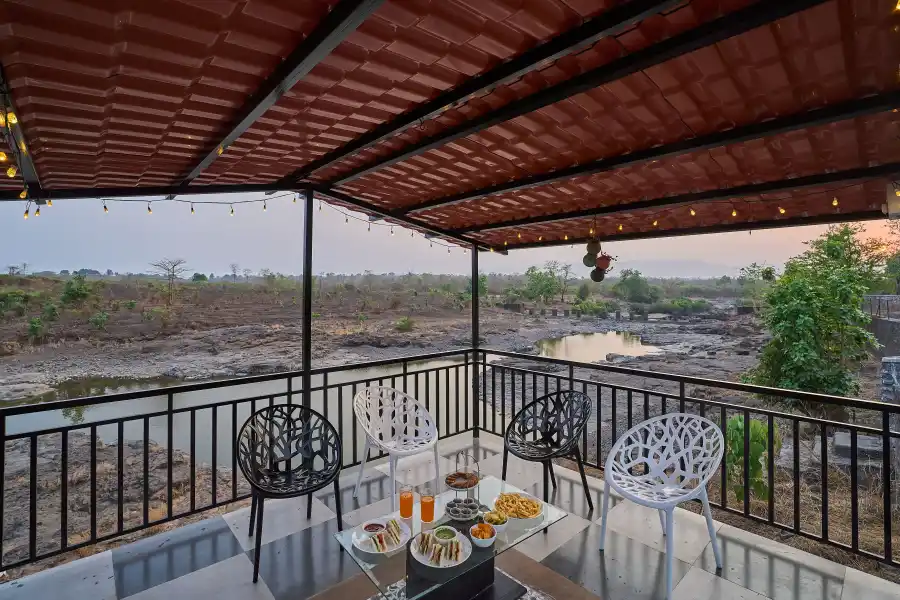Amora, Karjat