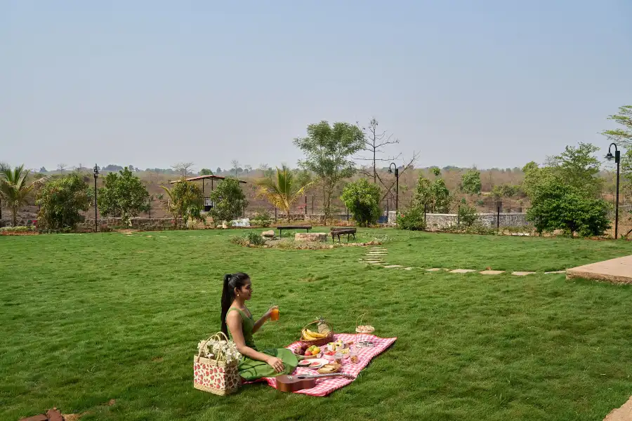 Amora, Karjat