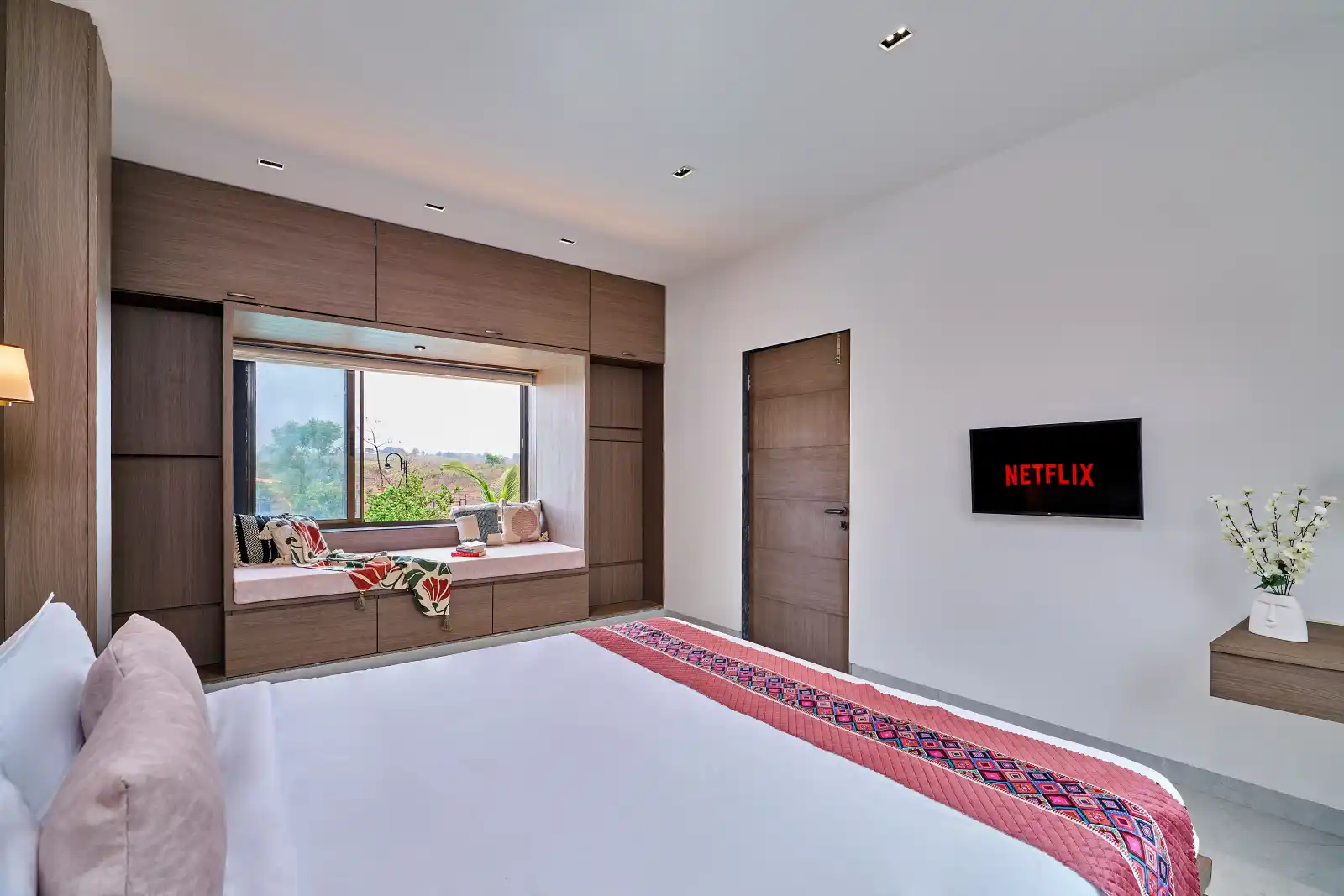 Amora, Karjat