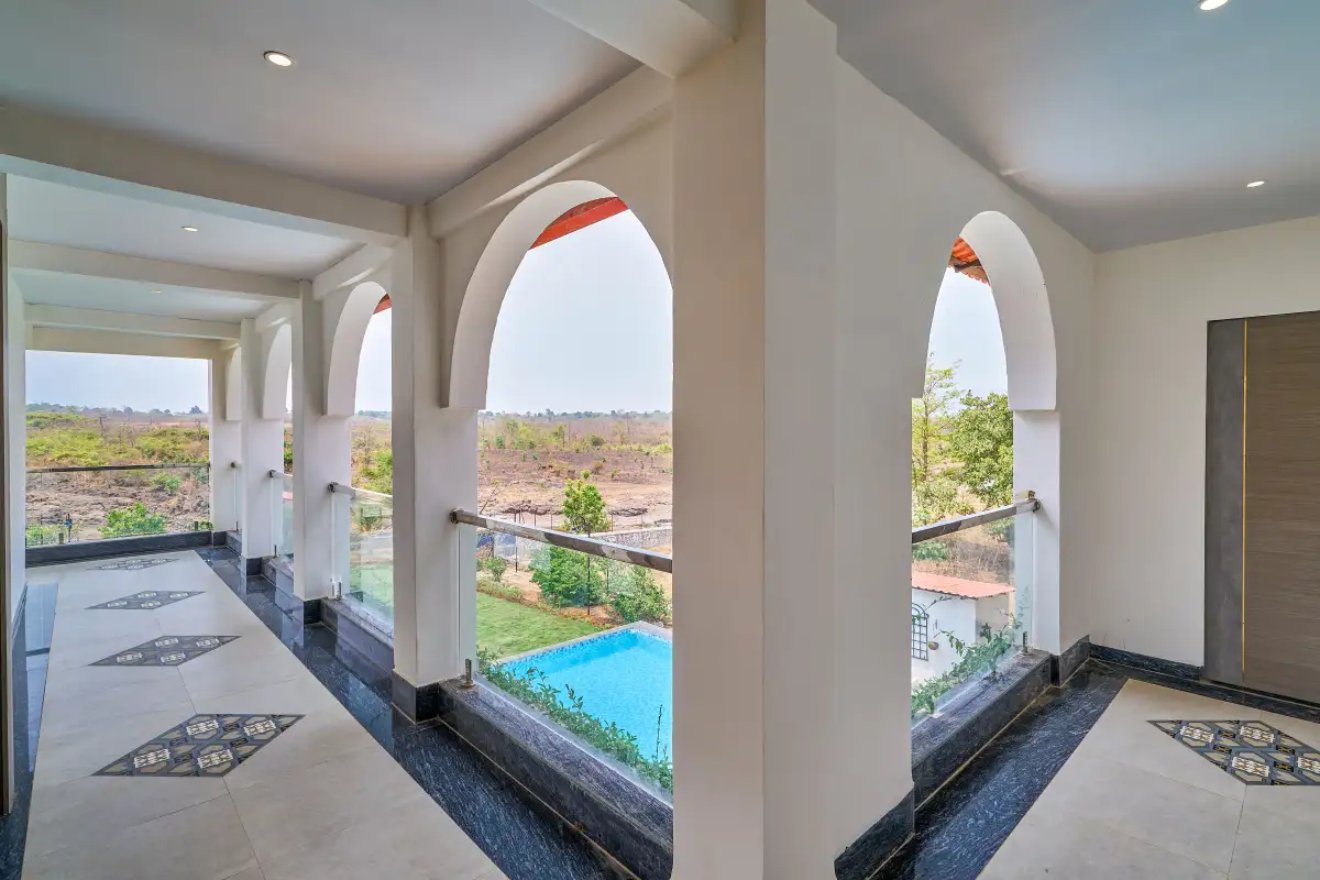 Amora, Karjat