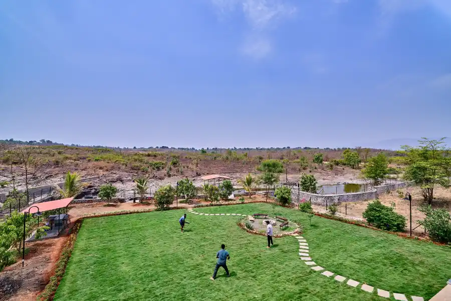 Amora, Karjat