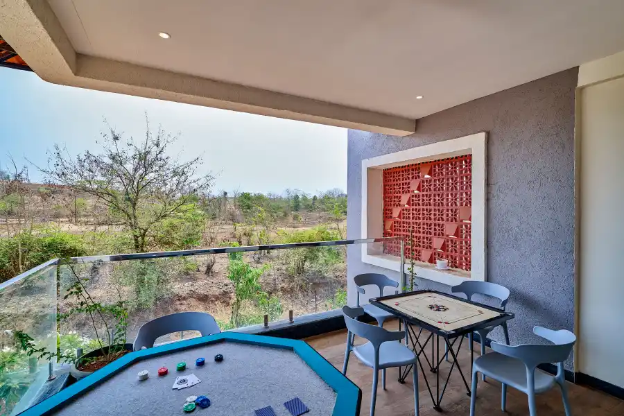 Amora, Karjat