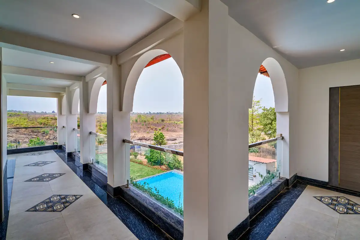 Amora, Karjat