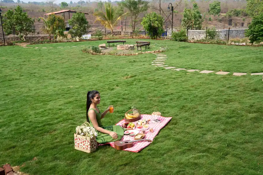 Amora, Karjat