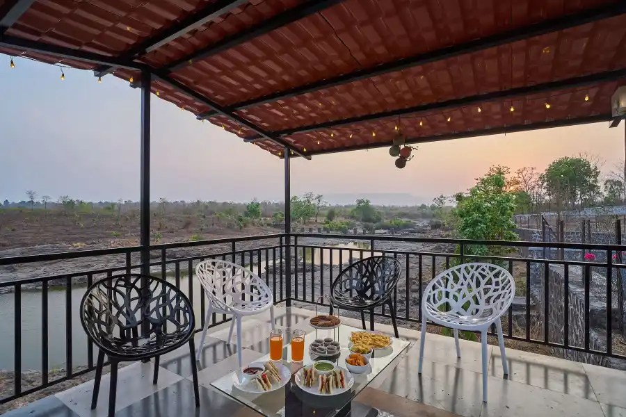 Amora, Karjat