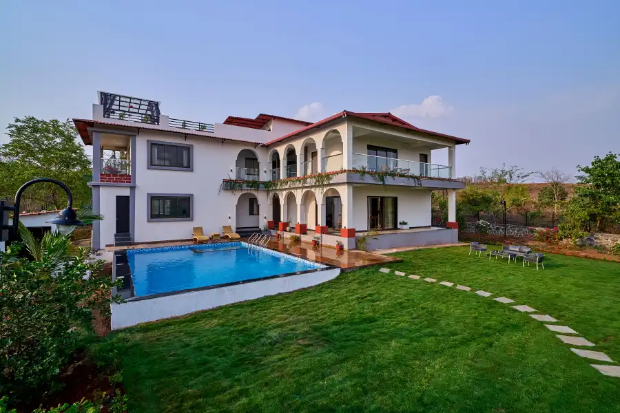 Amora, Karjat