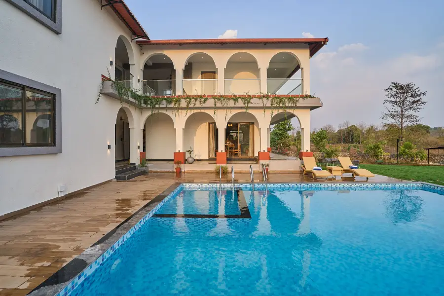 Amora, Karjat