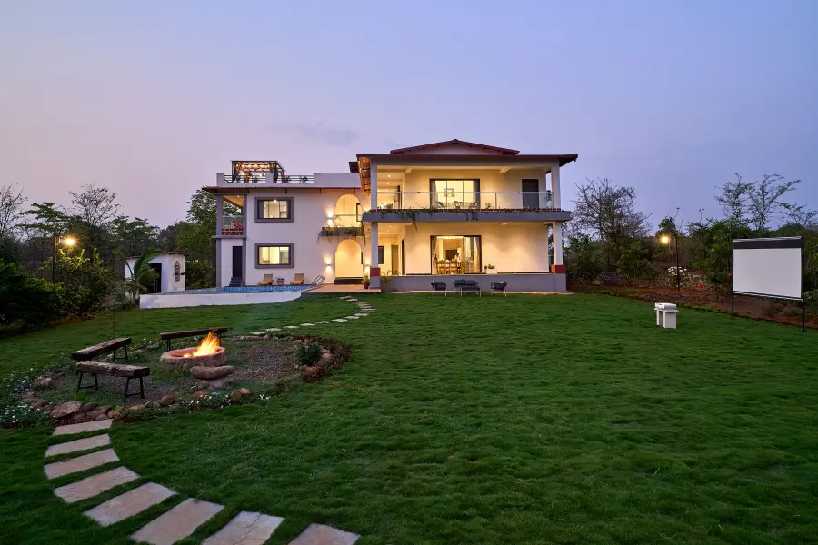 Amora, Karjat