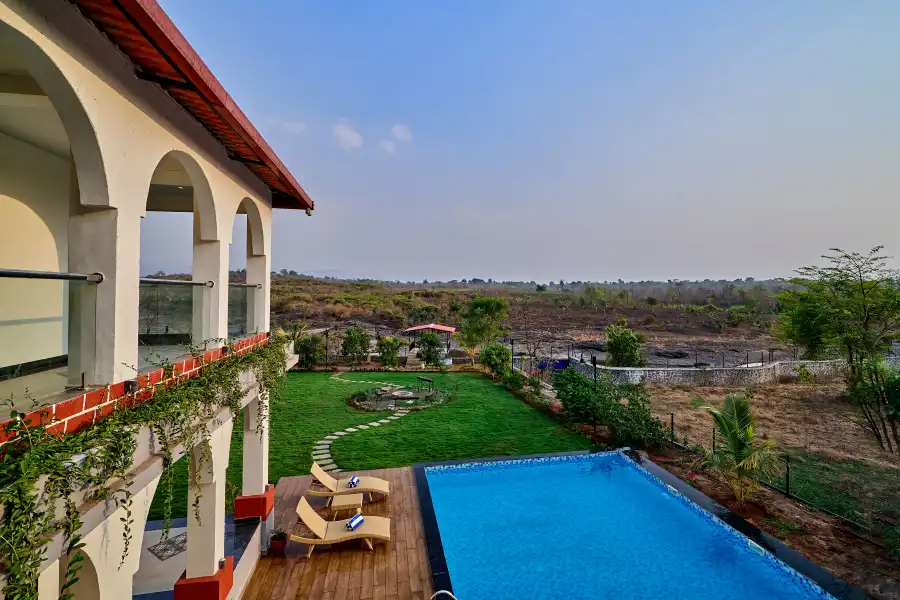 Amora, Karjat