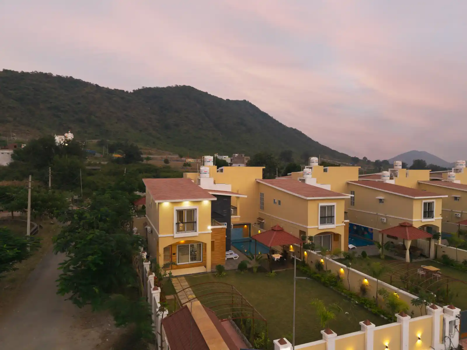Aravilla-3-bedroom-private-pool-udaipur-aravalli-retreat-Lawns, Udaipur