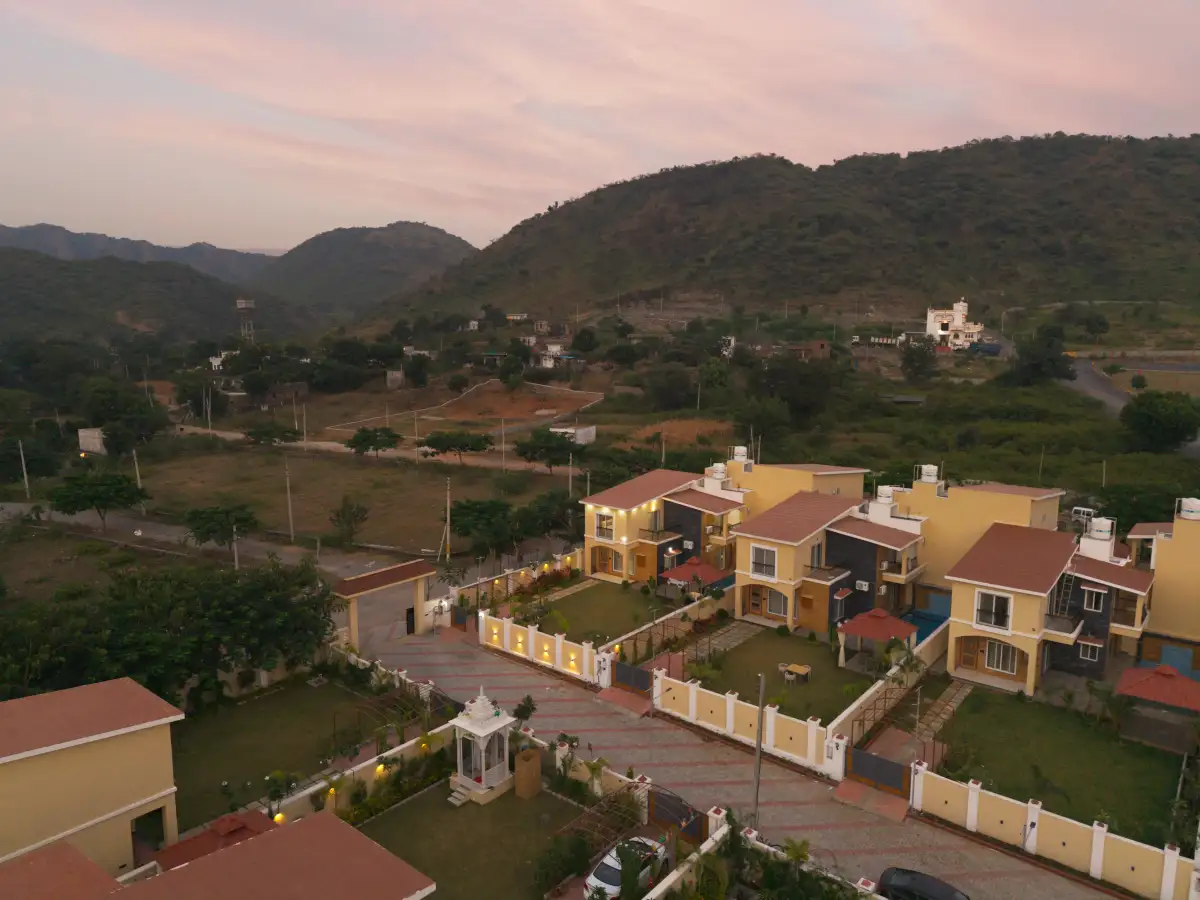 Aravilla-3-bedroom-private-pool-udaipur-aravalli-retreat-Lawns, Udaipur