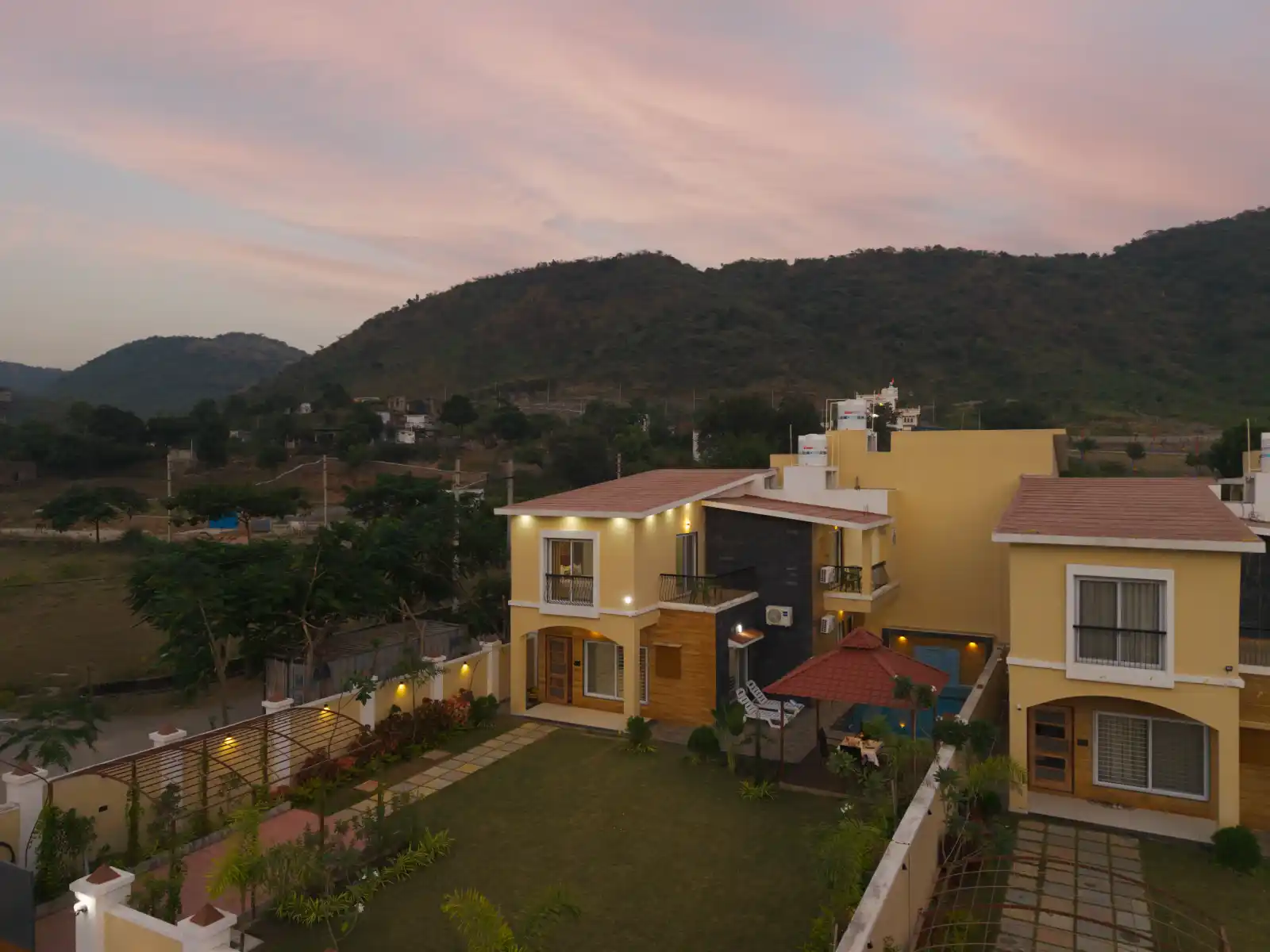 Aravilla-3-bedroom-private-pool-udaipur-aravalli-retreat-Lawns, Udaipur