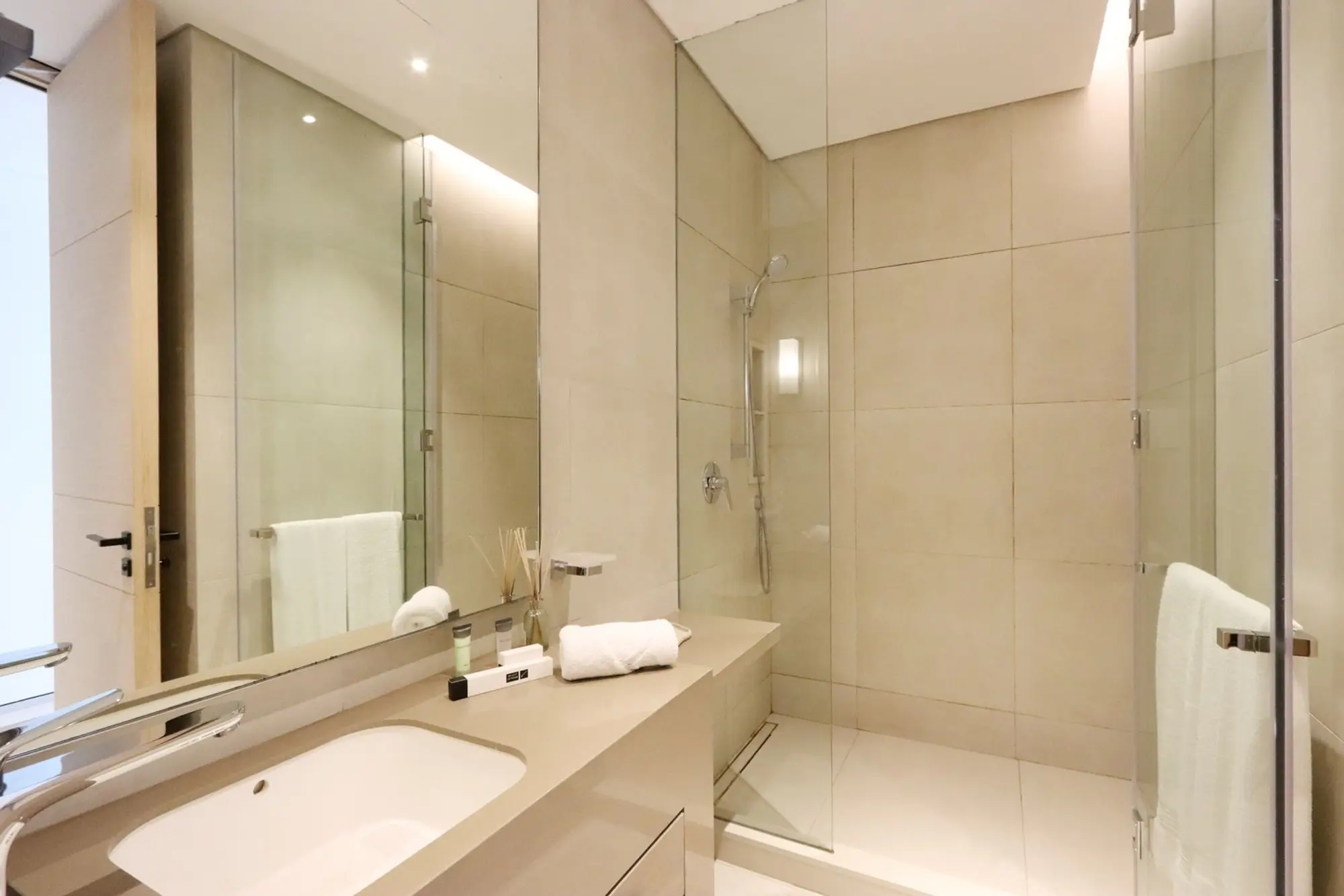 Beachfront 2B with Sea & Ain Dubai Views, Dubai
