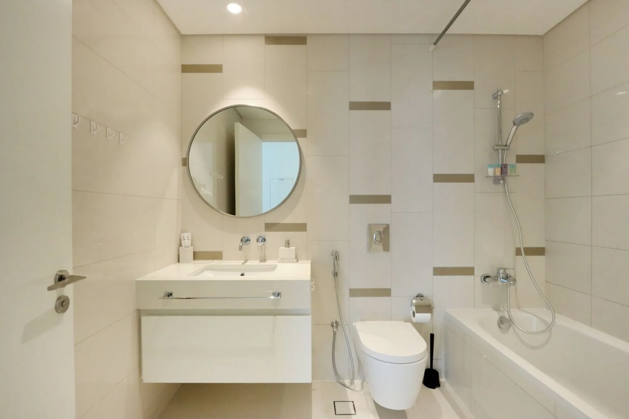 Beachfront Luxury 2B with Sea and Palm View, Dubai