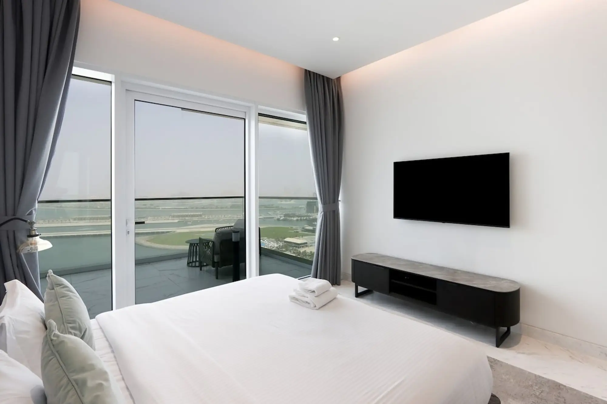 Beachfront One JBR Sea Palm Views, Dubai