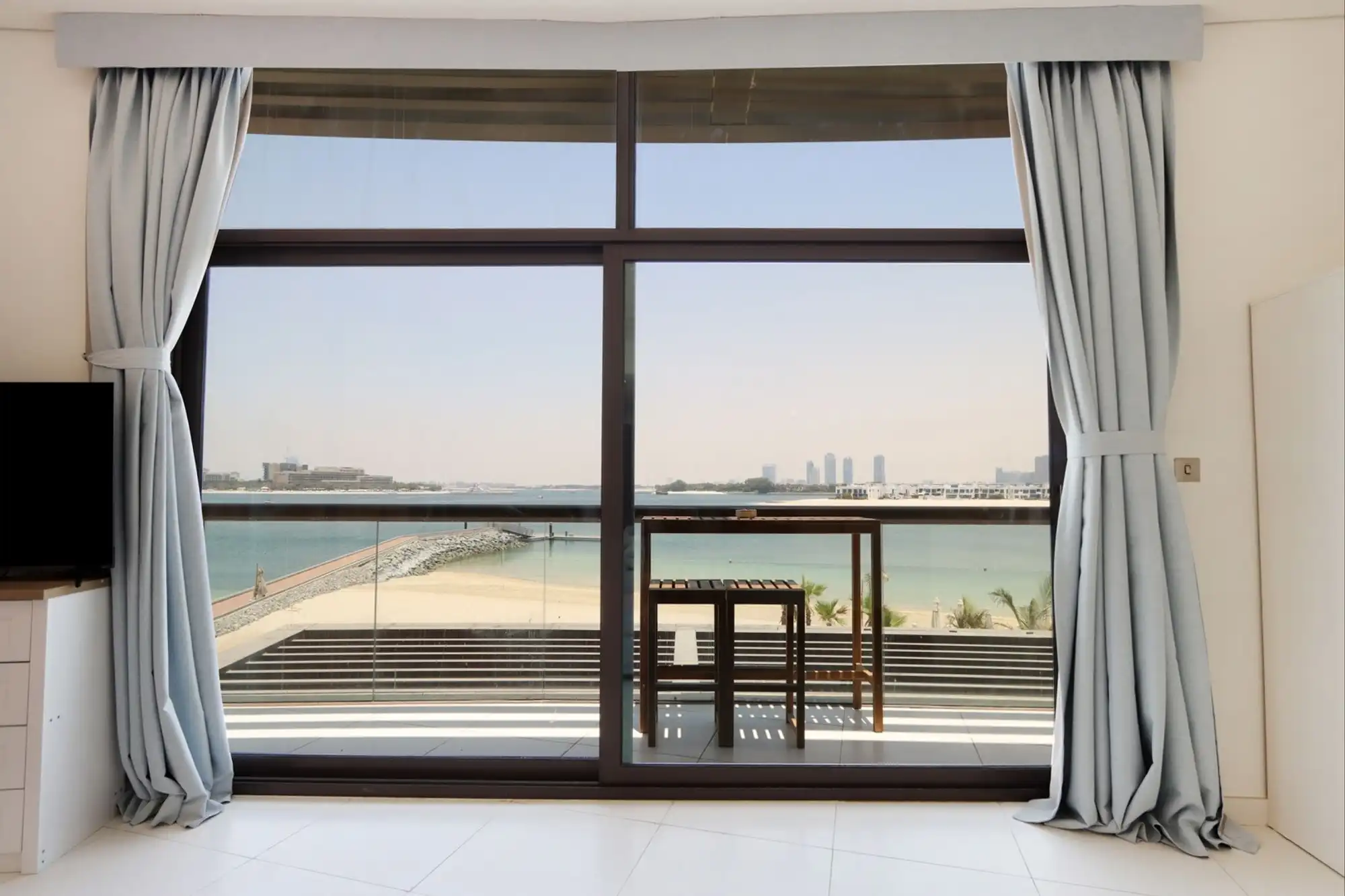 Beachfront Studio with Dining & Leisure Steps Away, Dubai