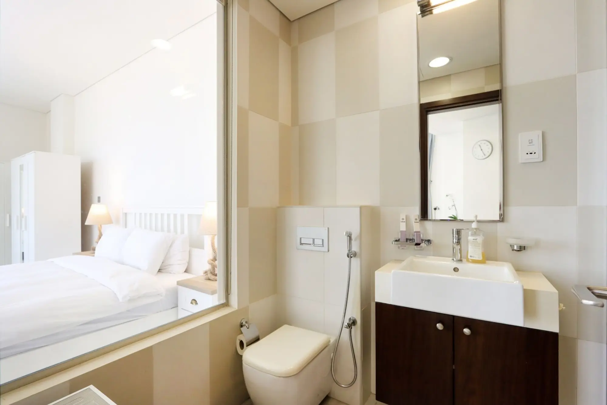 Beachfront Studio with Dining & Leisure Steps Away, Dubai