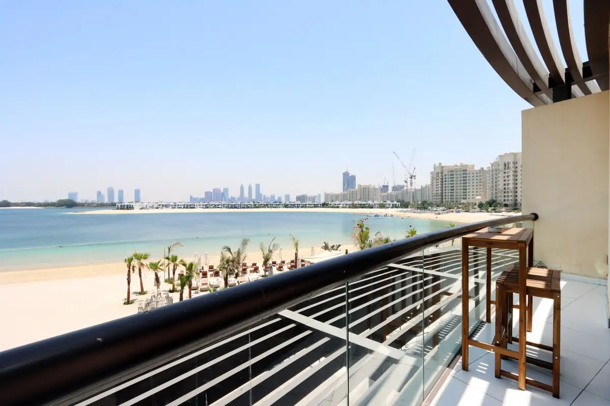 Beachfront Studio with Dining & Leisure Steps Away, Dubai