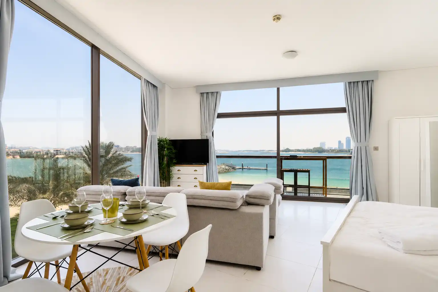 Beachfront Studio with Dining & Leisure Steps Away, Dubai