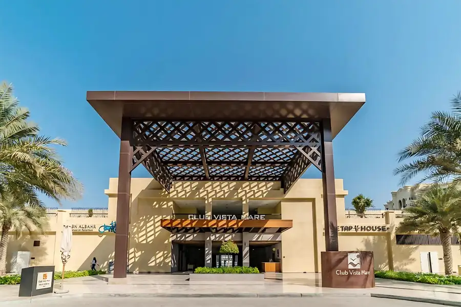 Beachfront Studio with Dining & Leisure Steps Away, Dubai