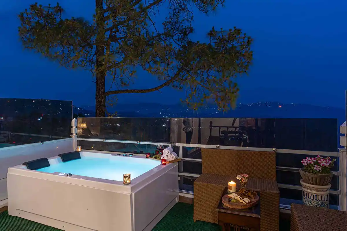 Bellevue w/ Outdoor Jacuzzi, Kasauli