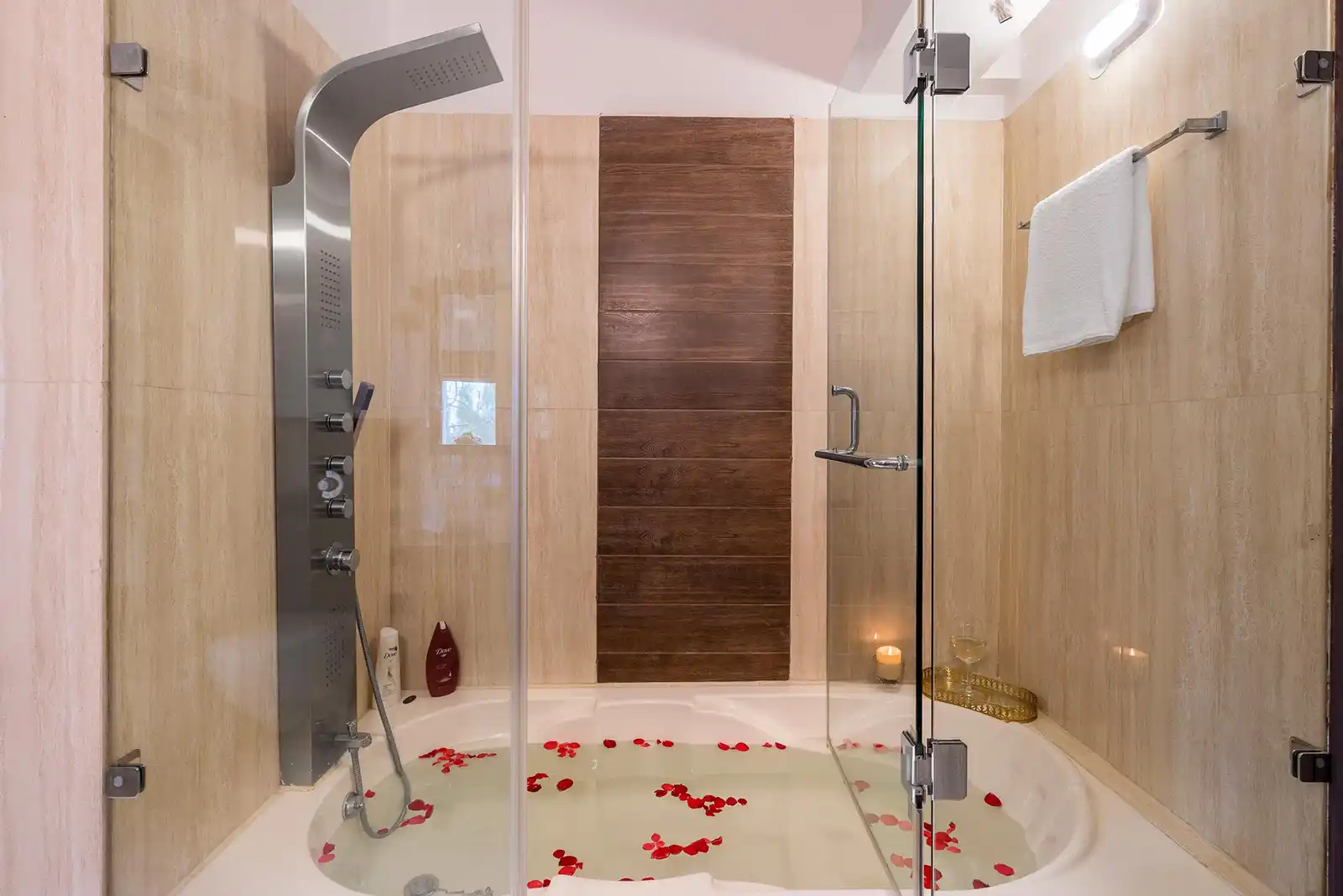 Bellevue w/ Outdoor Jacuzzi, Kasauli