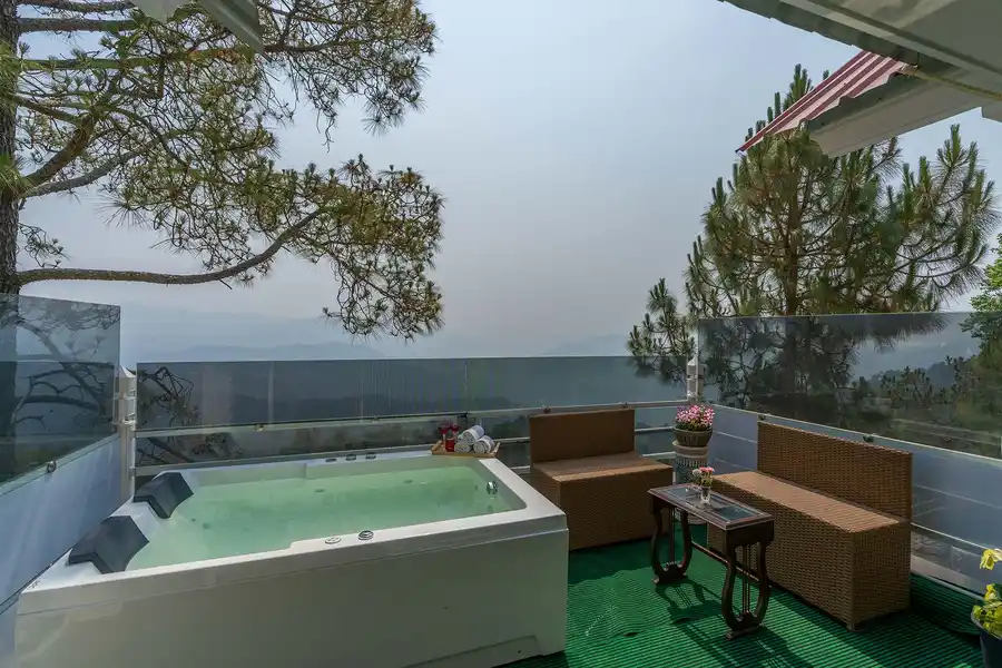 Bellevue w/ Outdoor Jacuzzi, Kasauli