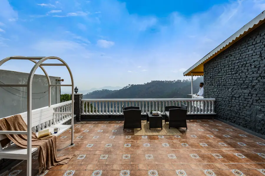 Beyond the Curb, Kasauli