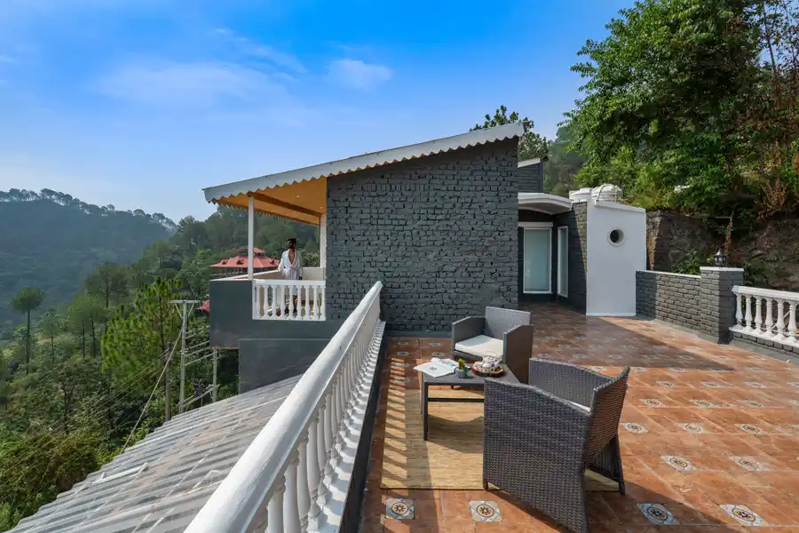 Beyond the Curb, Kasauli