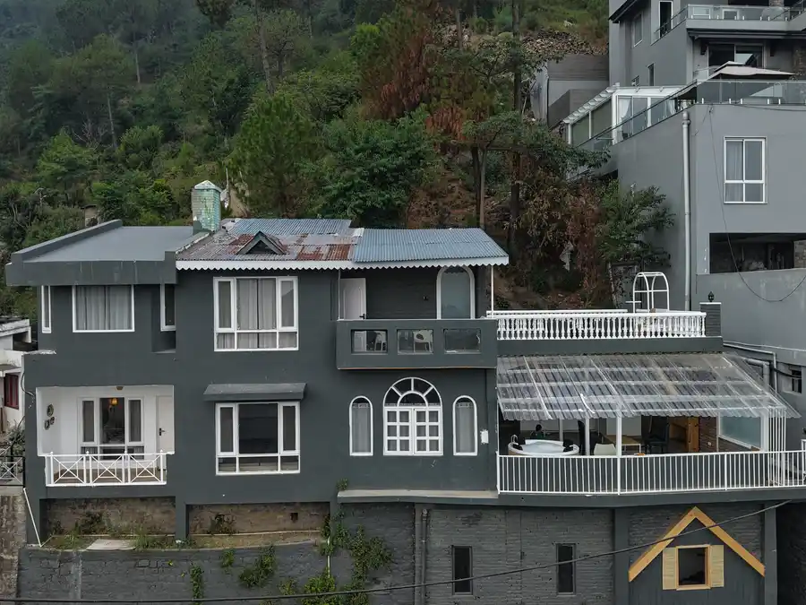 Beyond the Curb, Kasauli