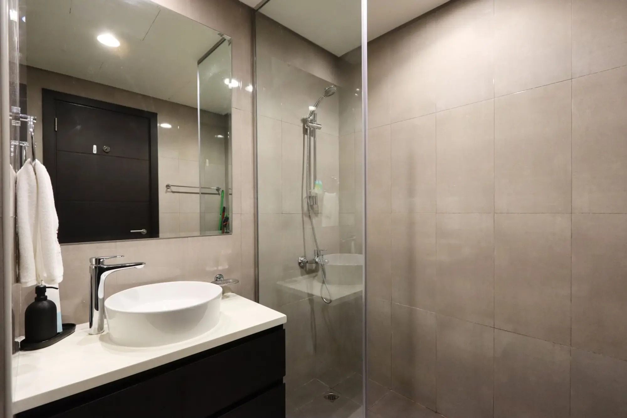 Bright 1 BR Suite In Merano Tower, Dubai