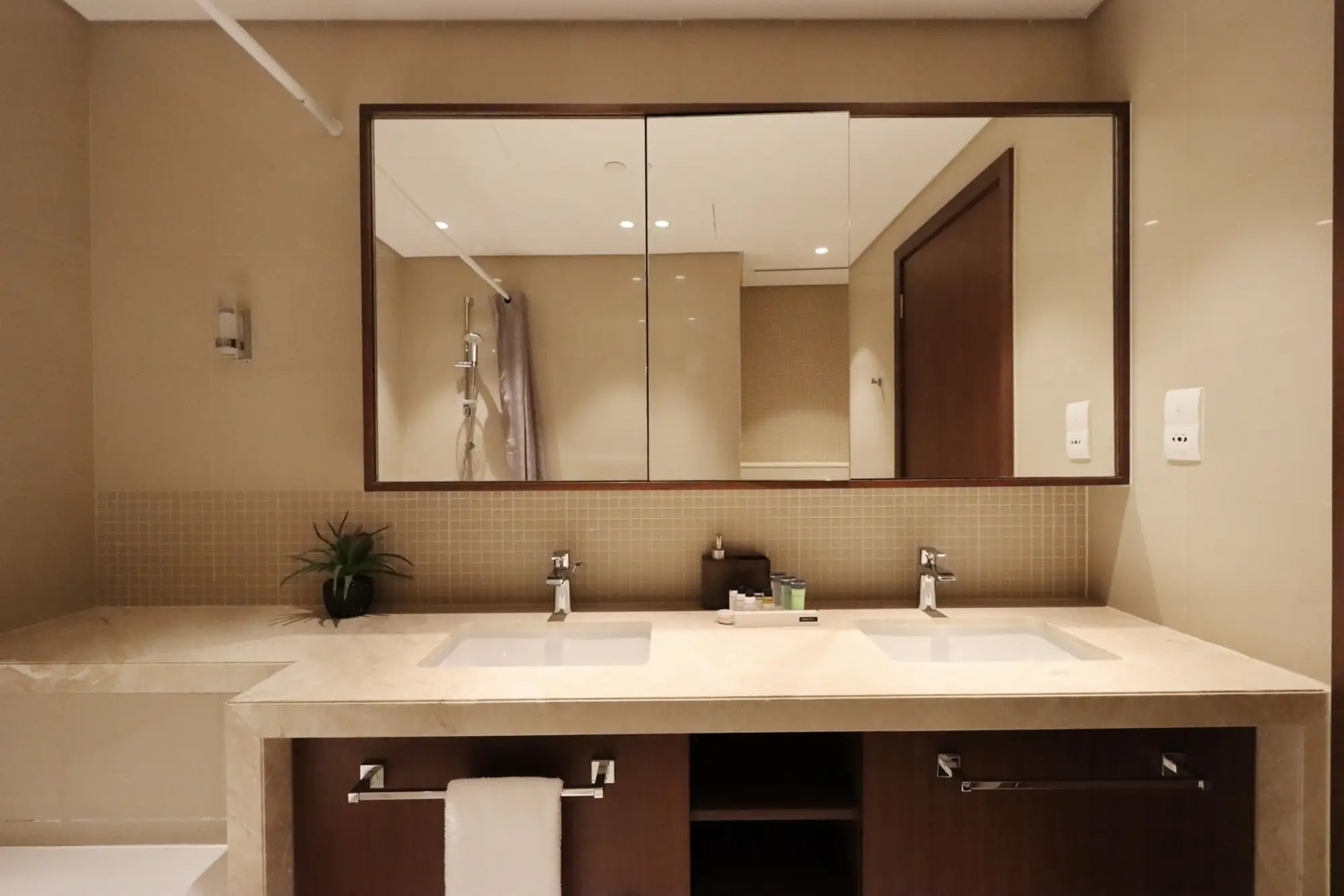 Bright 1BR, Boulevard Point, Dubai