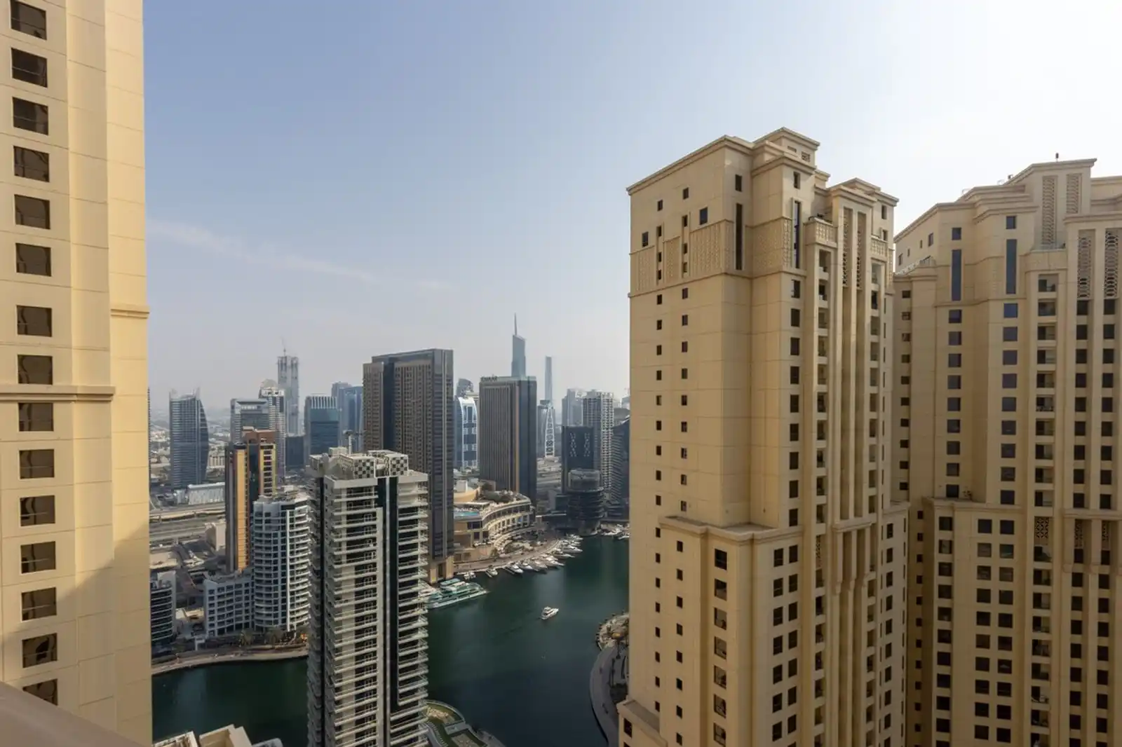Bright 1BR with Marina & City Views, Dubai