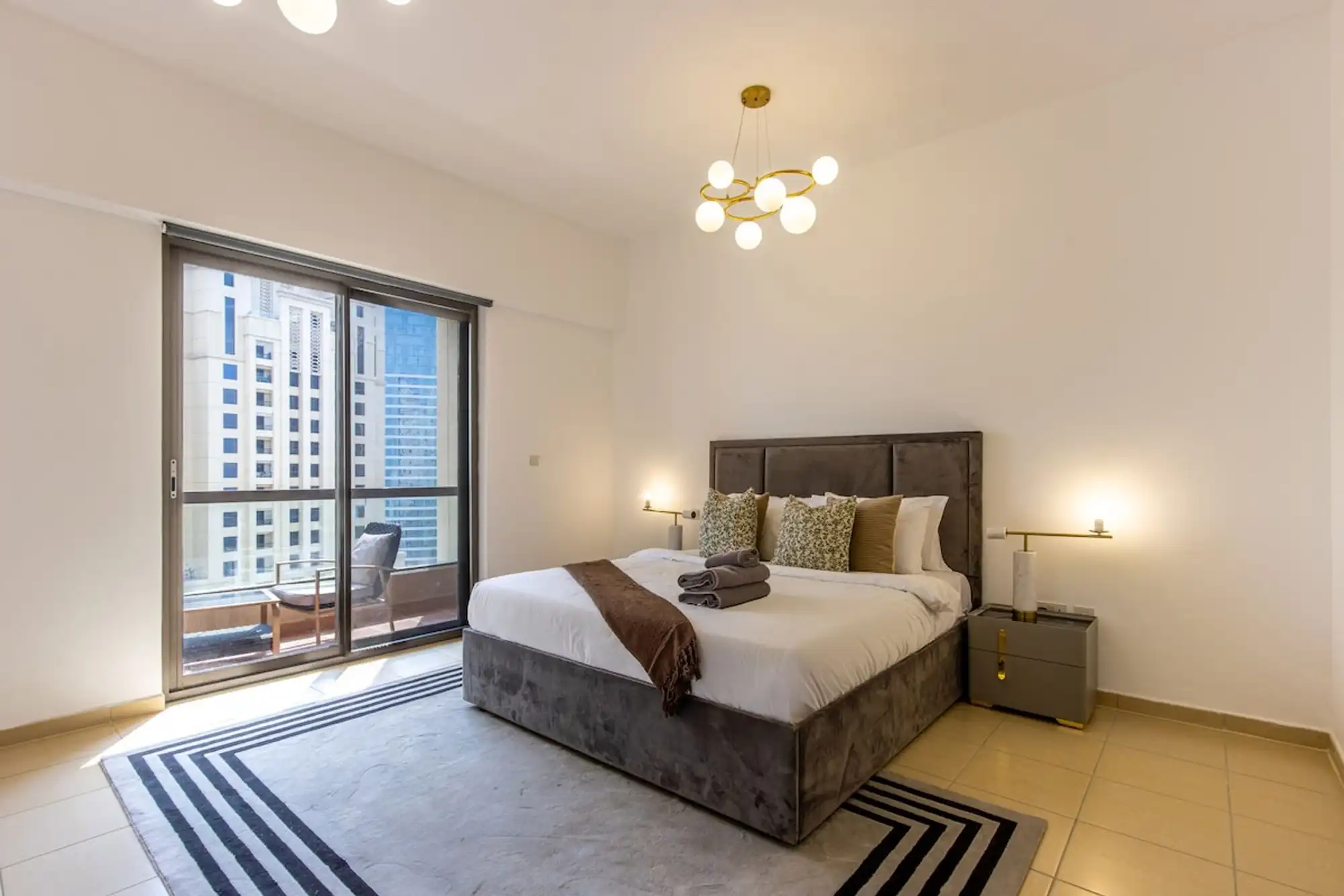 Bright 1BR with Marina & City Views, Dubai