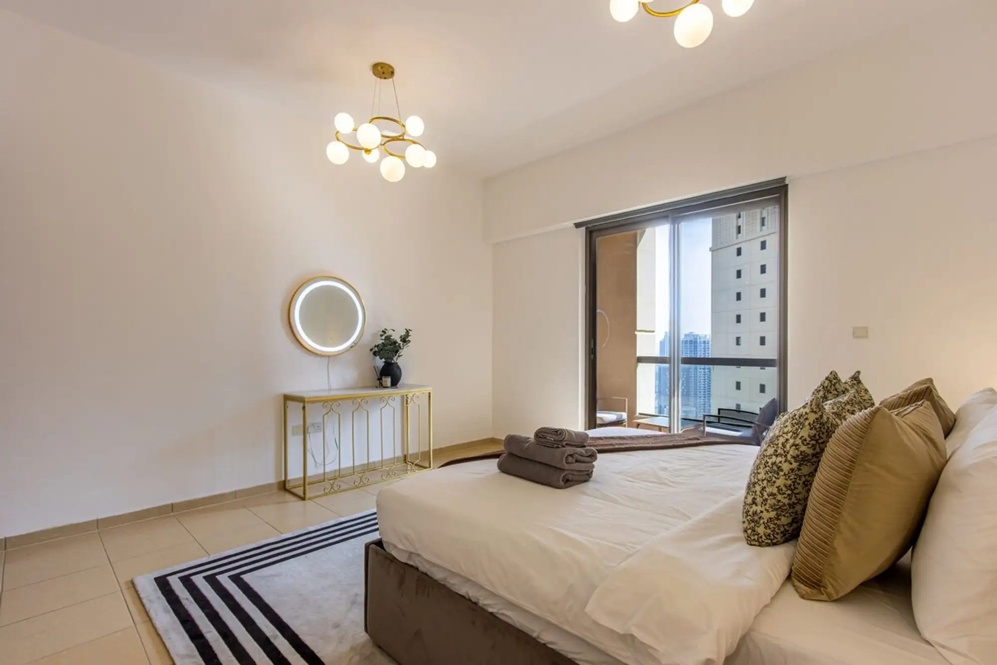 Bright 1BR with Marina & City Views, Dubai