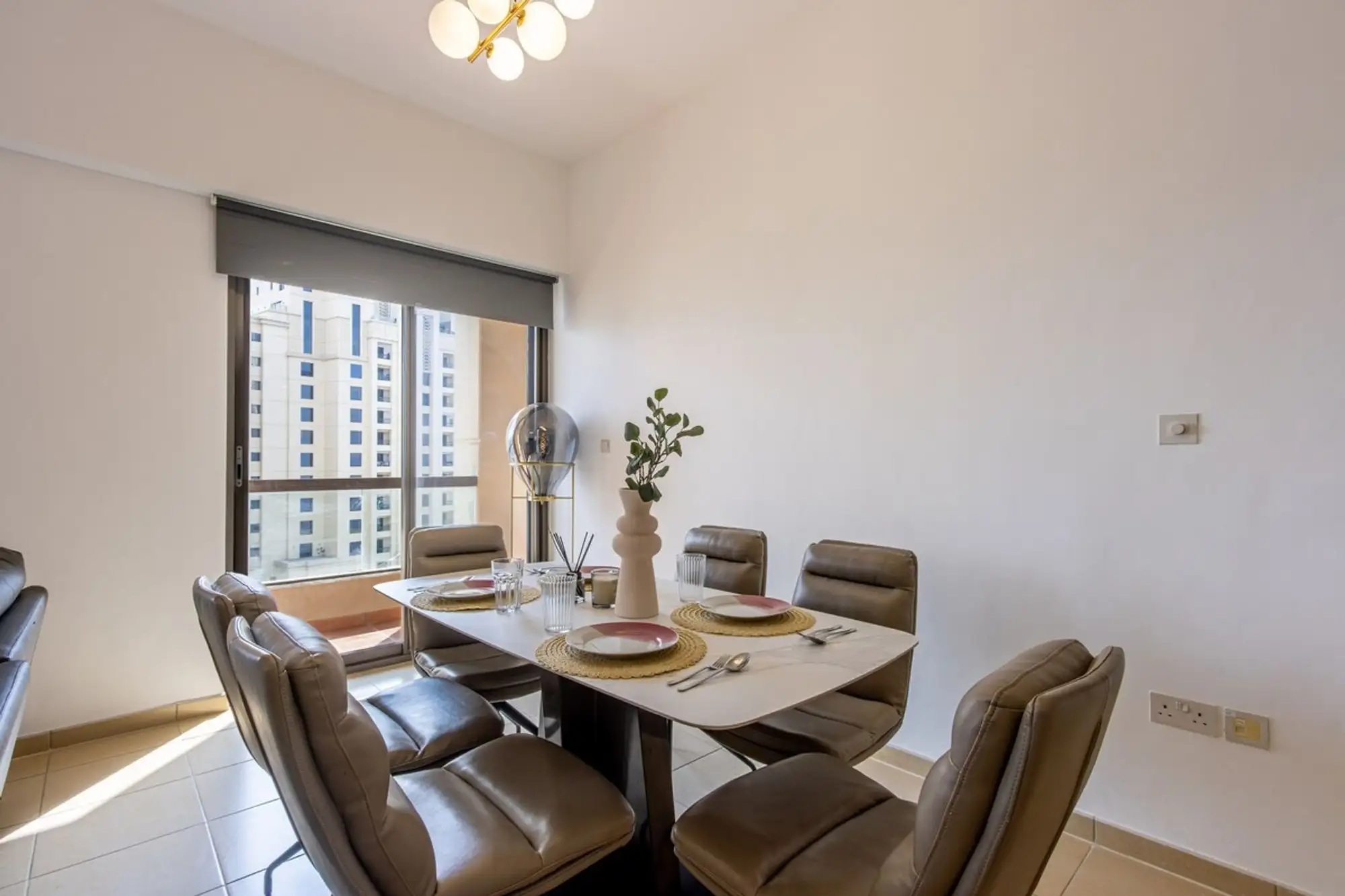 Bright 1BR with Marina & City Views, Dubai