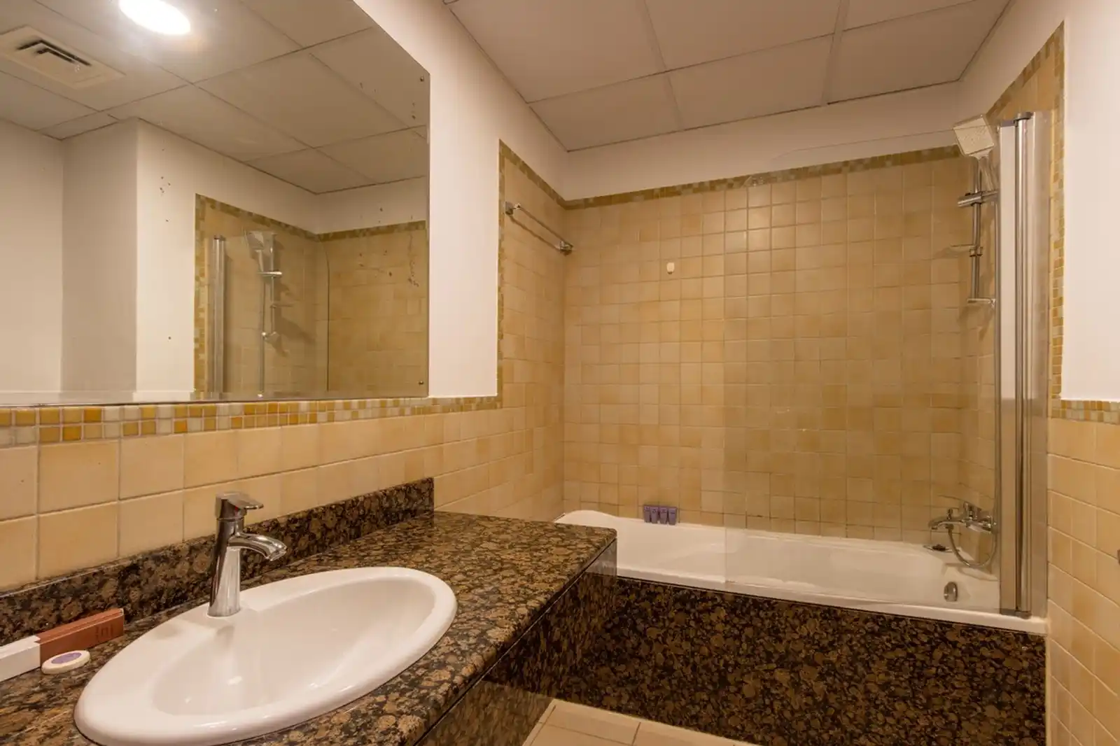 Bright 1BR with Marina & City Views, Dubai