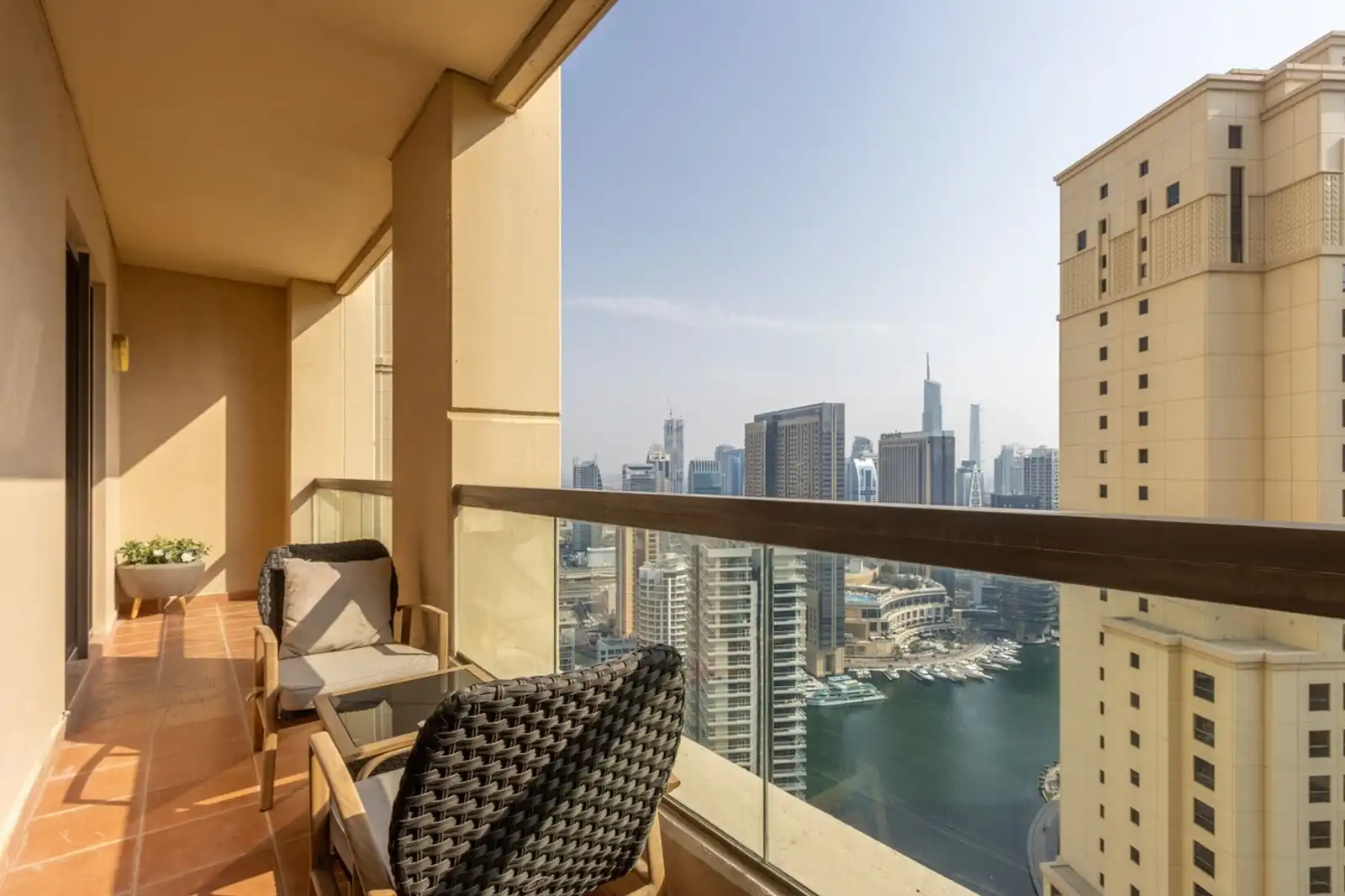 Bright 1BR with Marina & City Views, Dubai