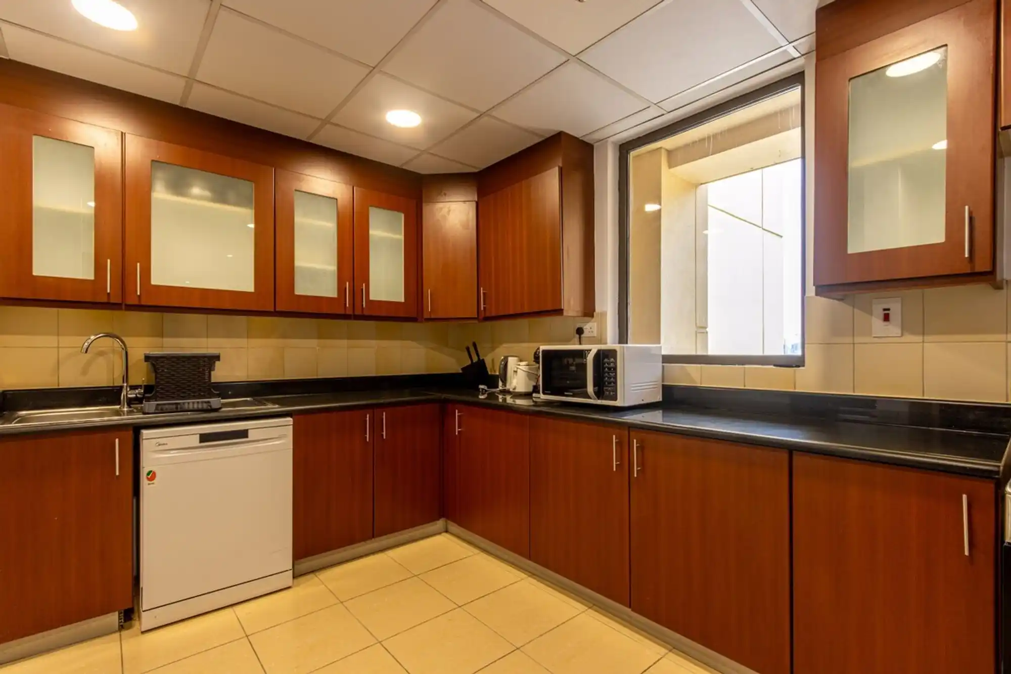 Bright 1BR with Marina & City Views, Dubai