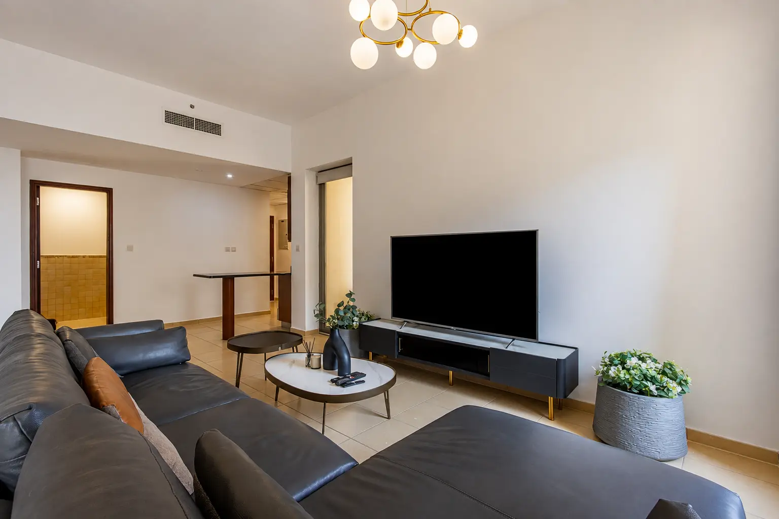 Bright 1BR with Marina & City Views, Dubai