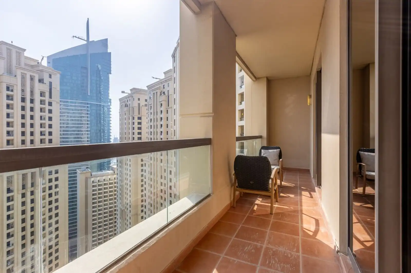 Bright 1BR with Marina & City Views, Dubai