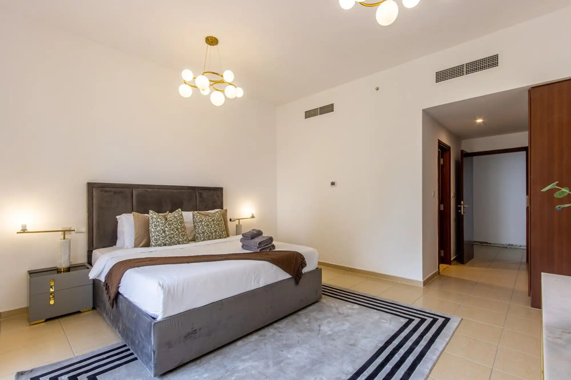Bright 1BR with Marina & City Views, Dubai