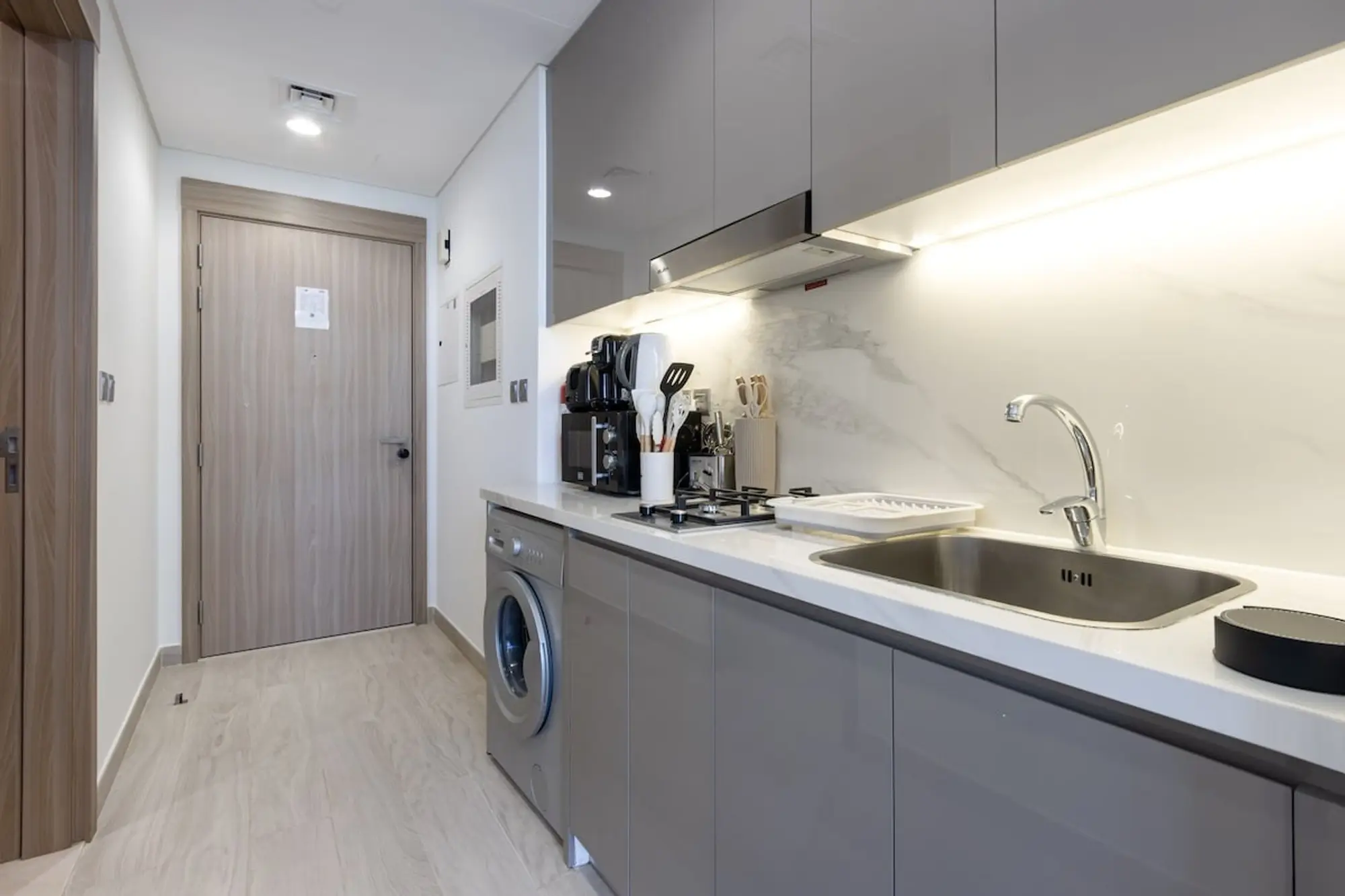 Bright Studio Balcony Close to Downtown Dubai, Dubai