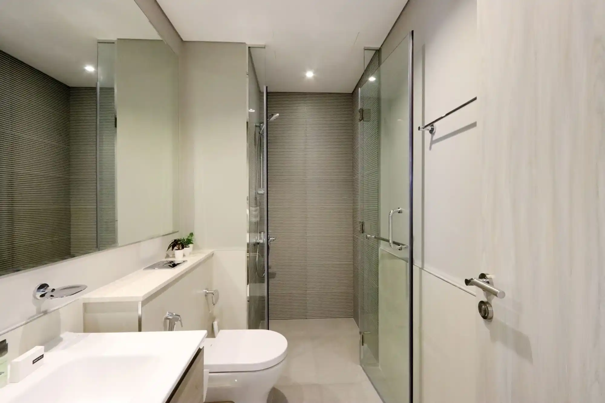 Canalfront Gem 1BR in Zada Tower, Dubai