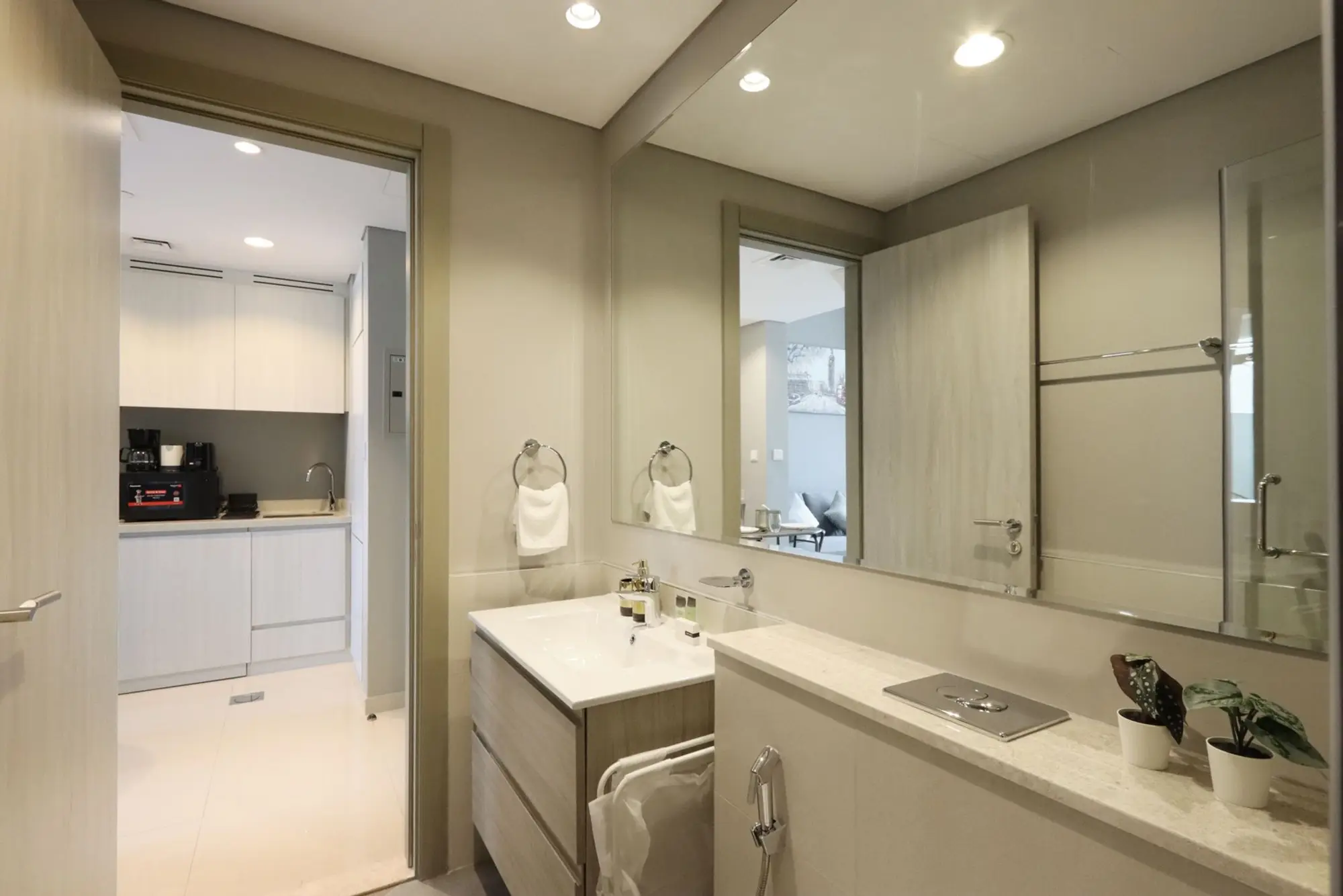 Canalfront Gem 1BR in Zada Tower, Dubai