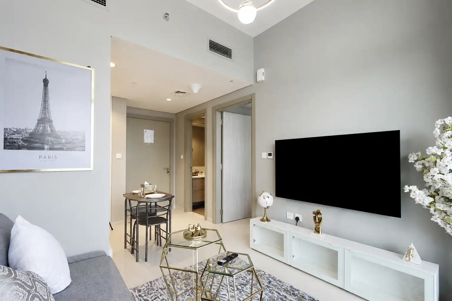 Canalfront Gem 1BR in Zada Tower, Dubai