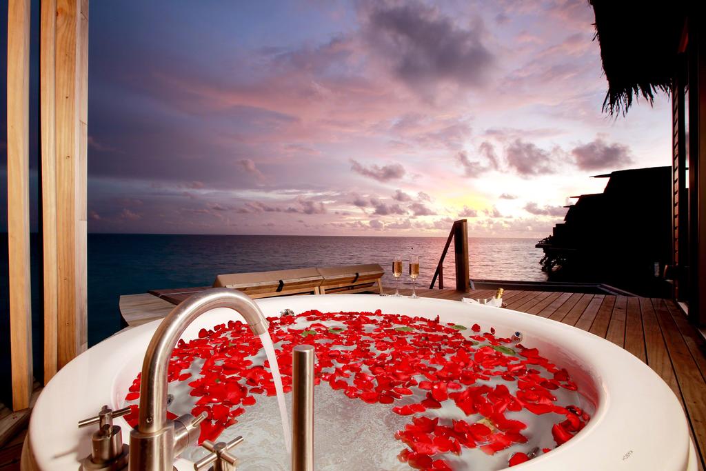 Centara Ras Fushi Resort & Spa Maldives Jacuzzi