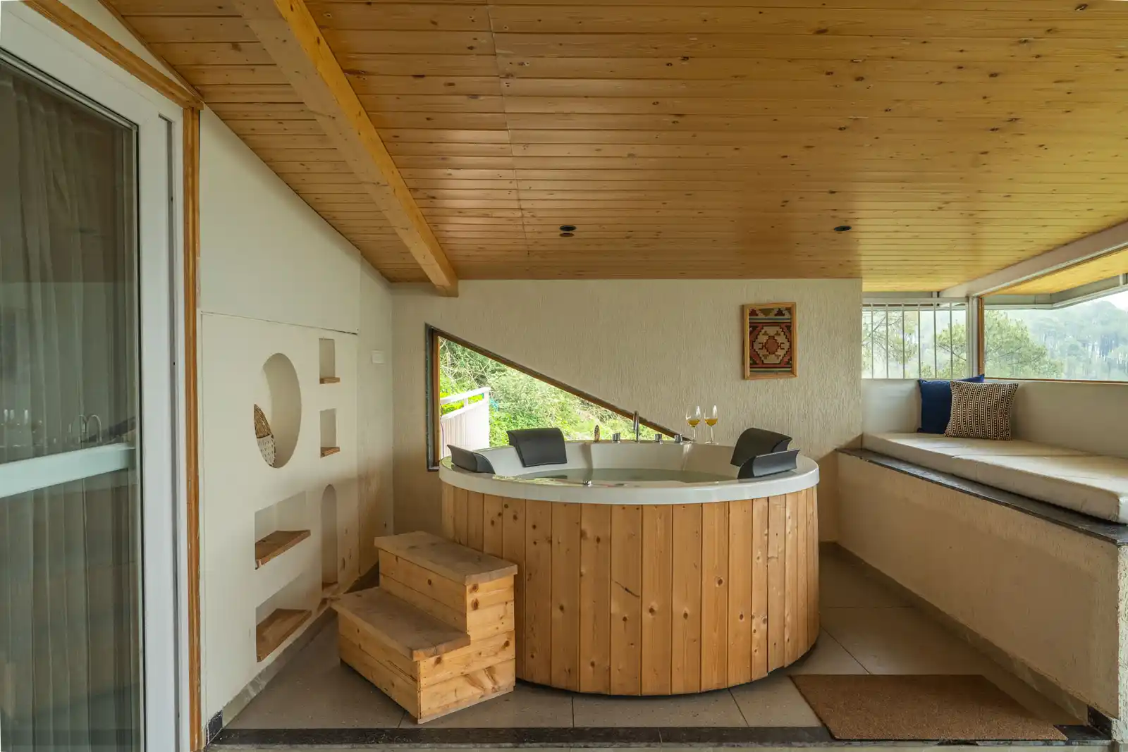 Chapter 1 @ The Ever House W/ Outdoor Heated Pool & Jacuzzi, Kasauli