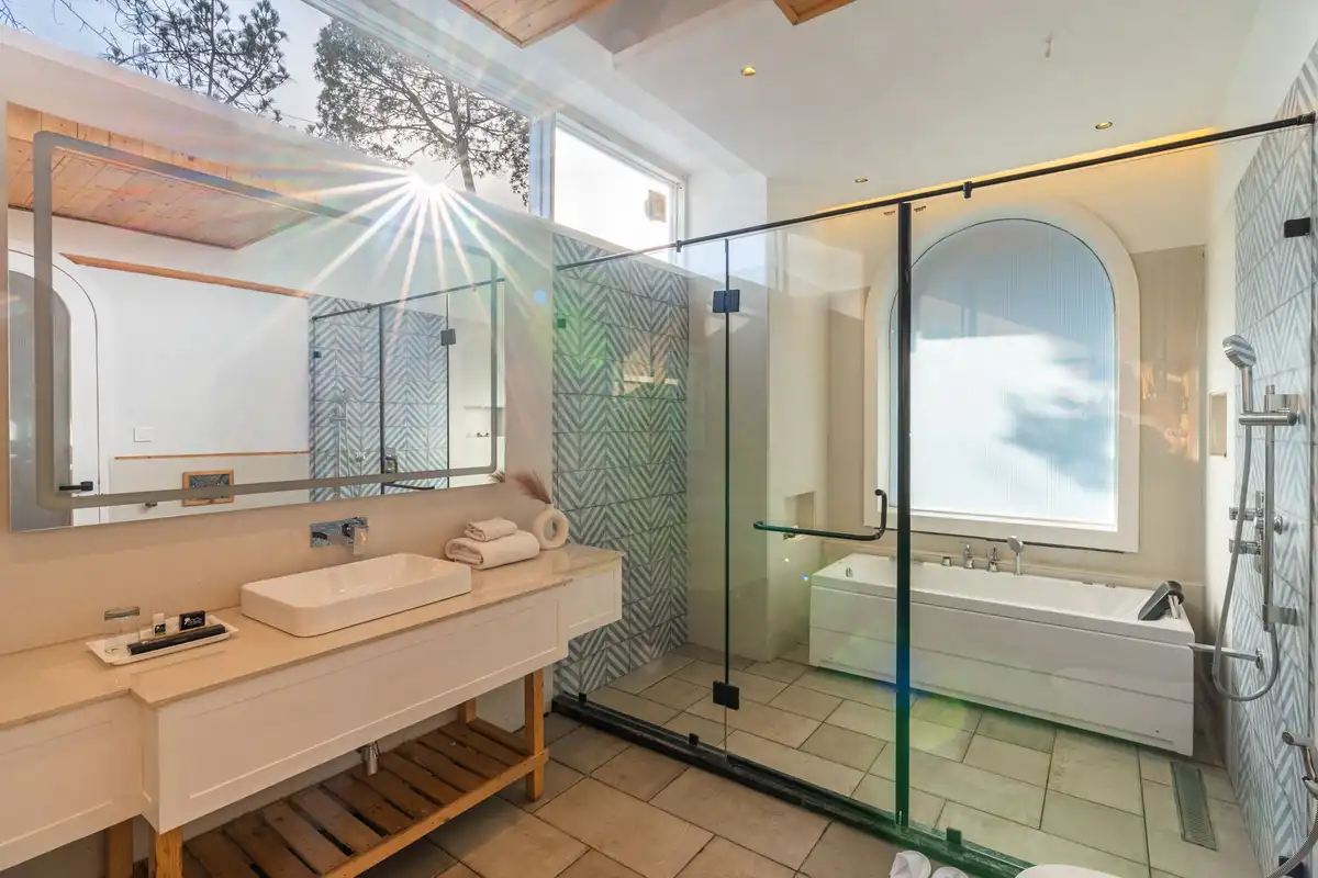 Chapter 7 @ The Ever House W/ Jacuzzi & Heated Plunge Pool, Kasauli